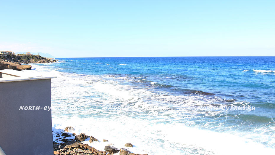 Вилла на Кипре всего в 10 метрах от Средиземного моря
