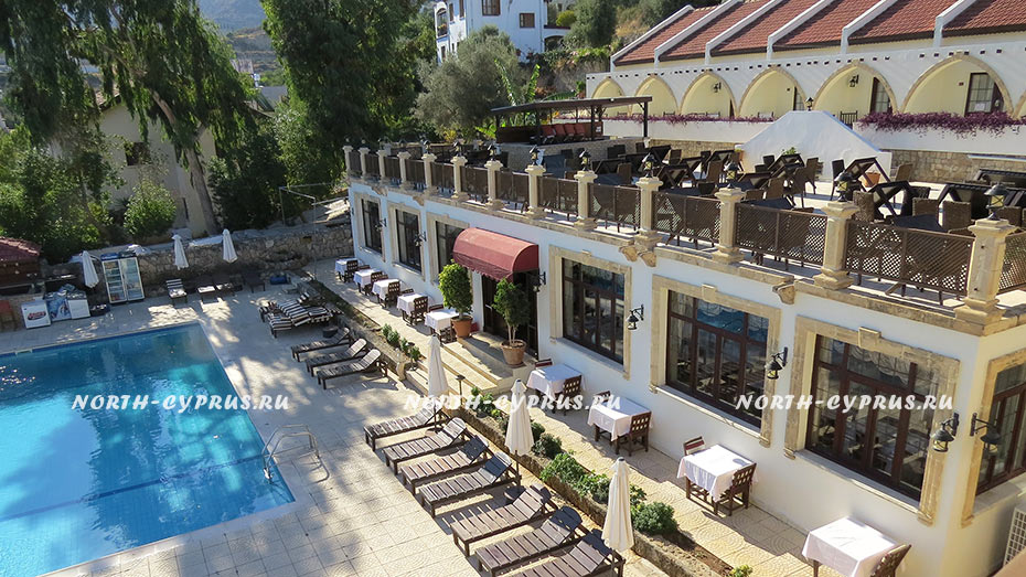 Трехзвездочный отель Bellapais Monastery Village на Северном Кипре