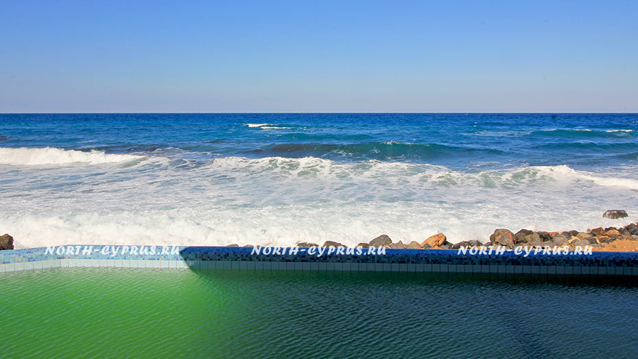Вилла на Кипре всего в 10 метрах от Средиземного моря